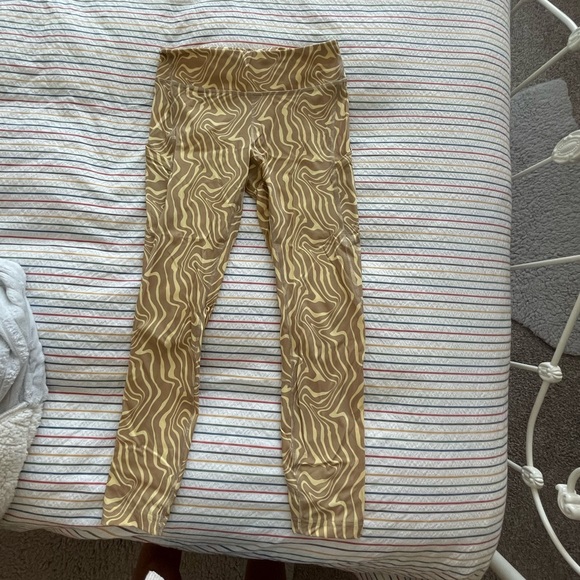 Outdoor voices  pampas swirl leggings, size M - Picture 9 of 9